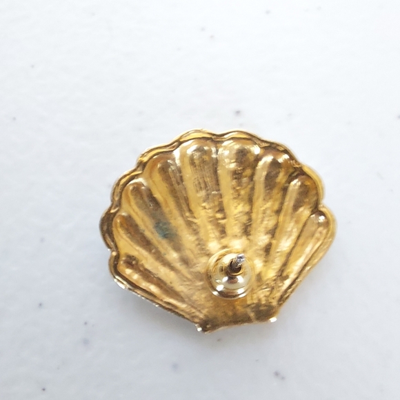 Vintage Monet Gold Trim Enamel Sea Shell Clip On Earrings From 1980’s - Picture 6 of 6